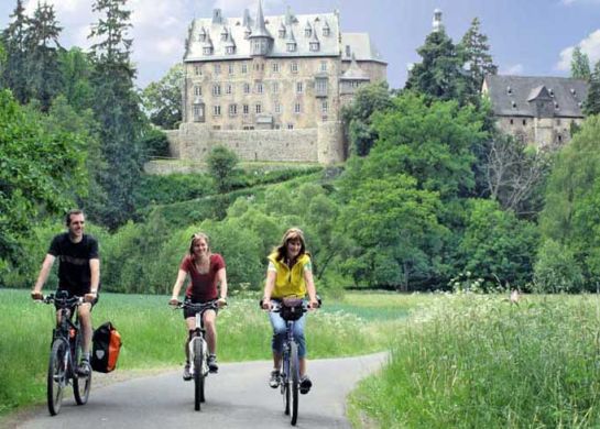 Blick auf Schloss Eisenbach am Vulkanradweg